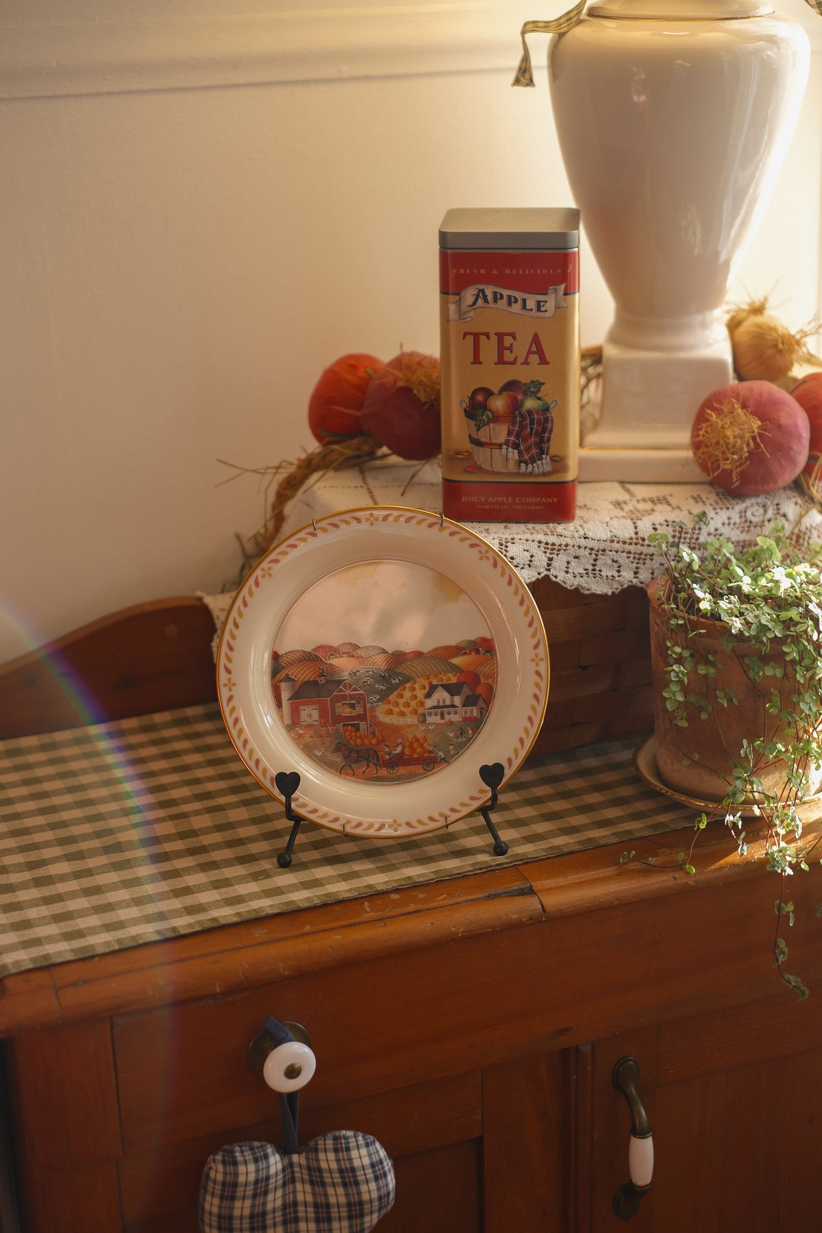 Vintage autumn scenery wall plate 🍂