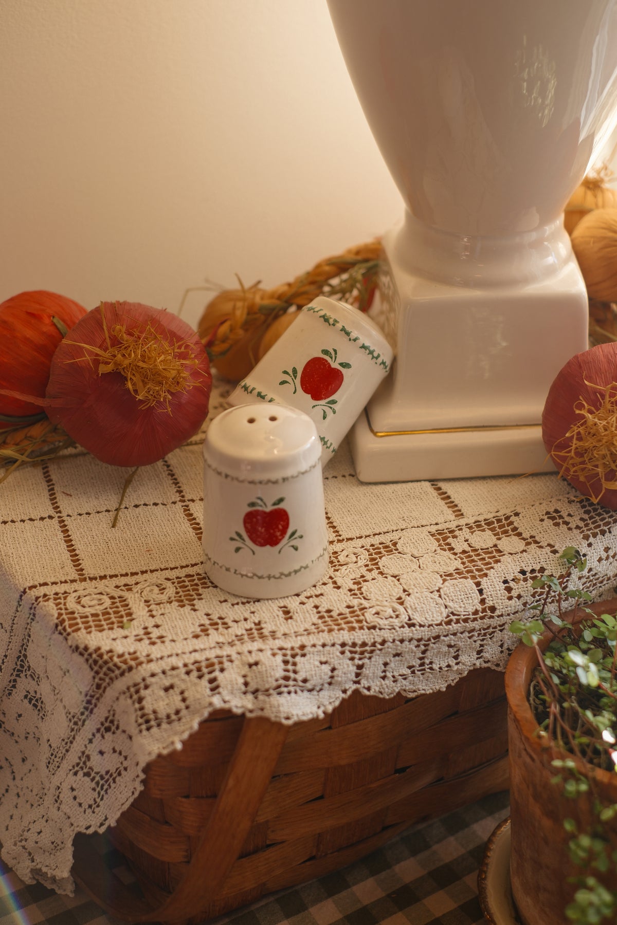 Vintage apple sat & pepper shakers 🍎