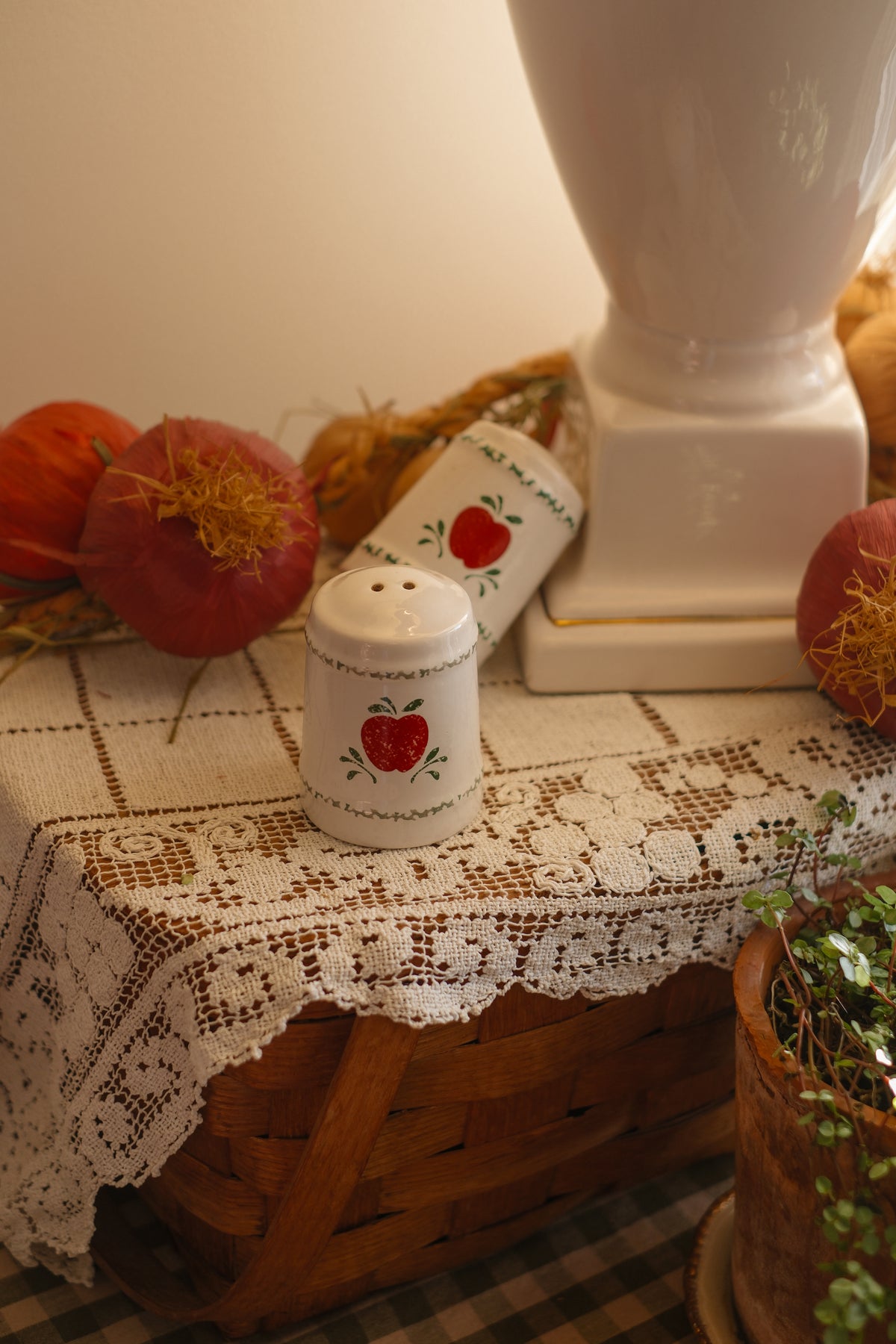 Vintage apple sat & pepper shakers 🍎