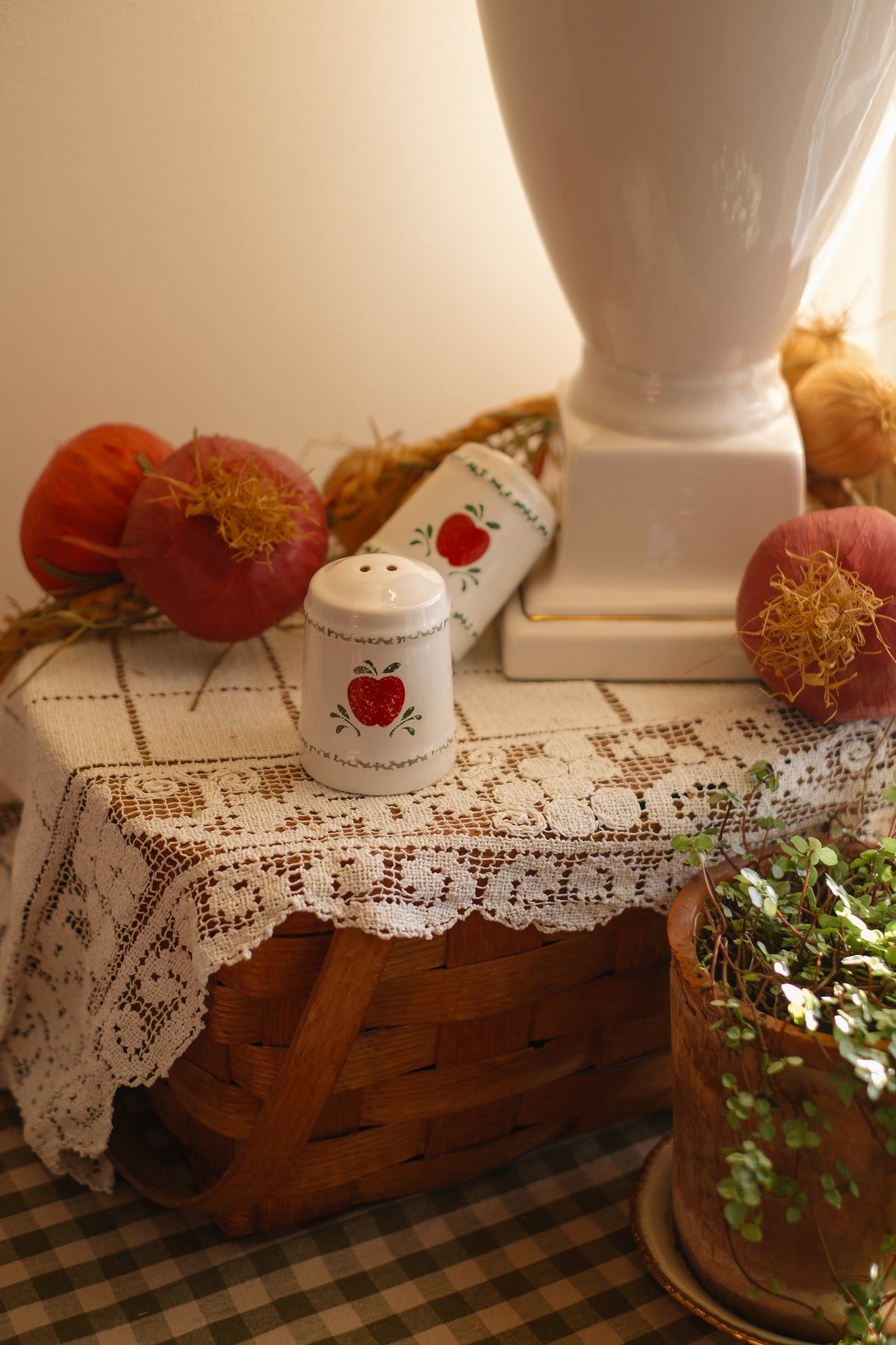 Vintage apple sat & pepper shakers 🍎