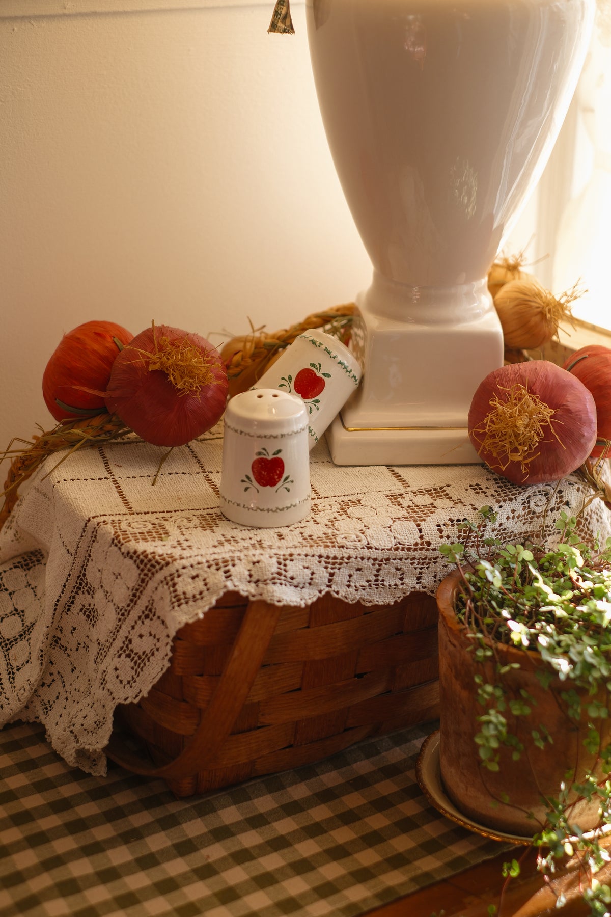 Vintage apple sat & pepper shakers 🍎