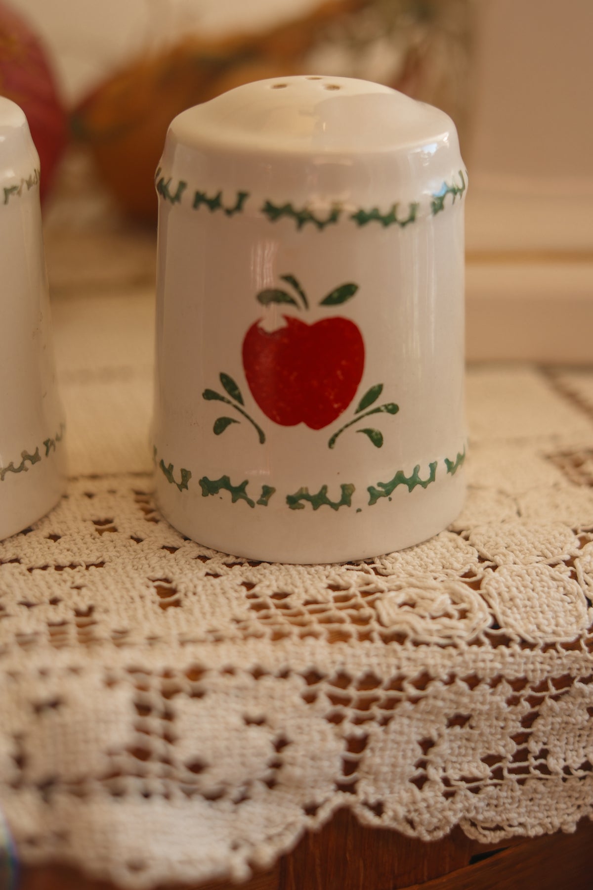 Vintage apple sat & pepper shakers 🍎
