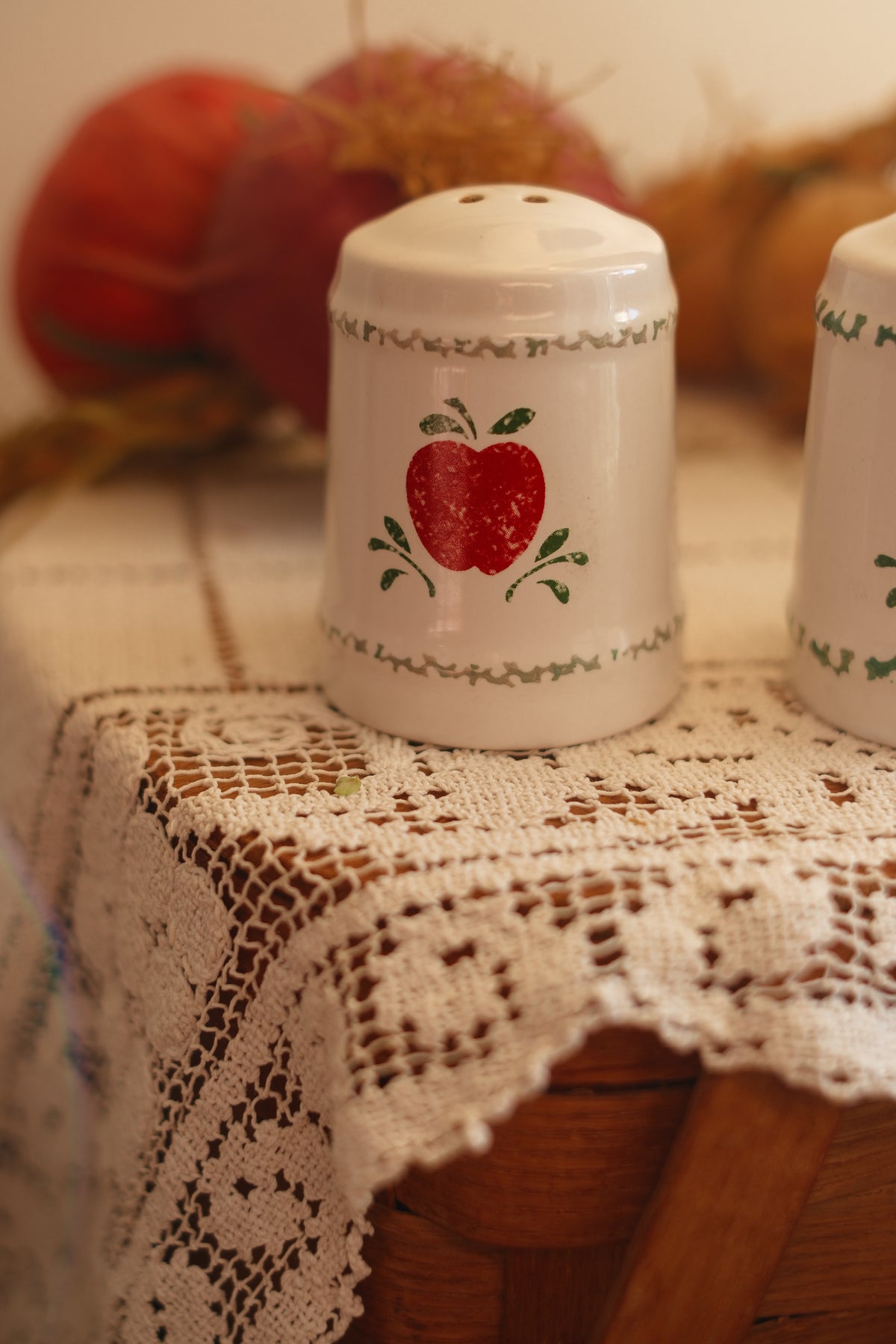 Vintage apple sat & pepper shakers 🍎
