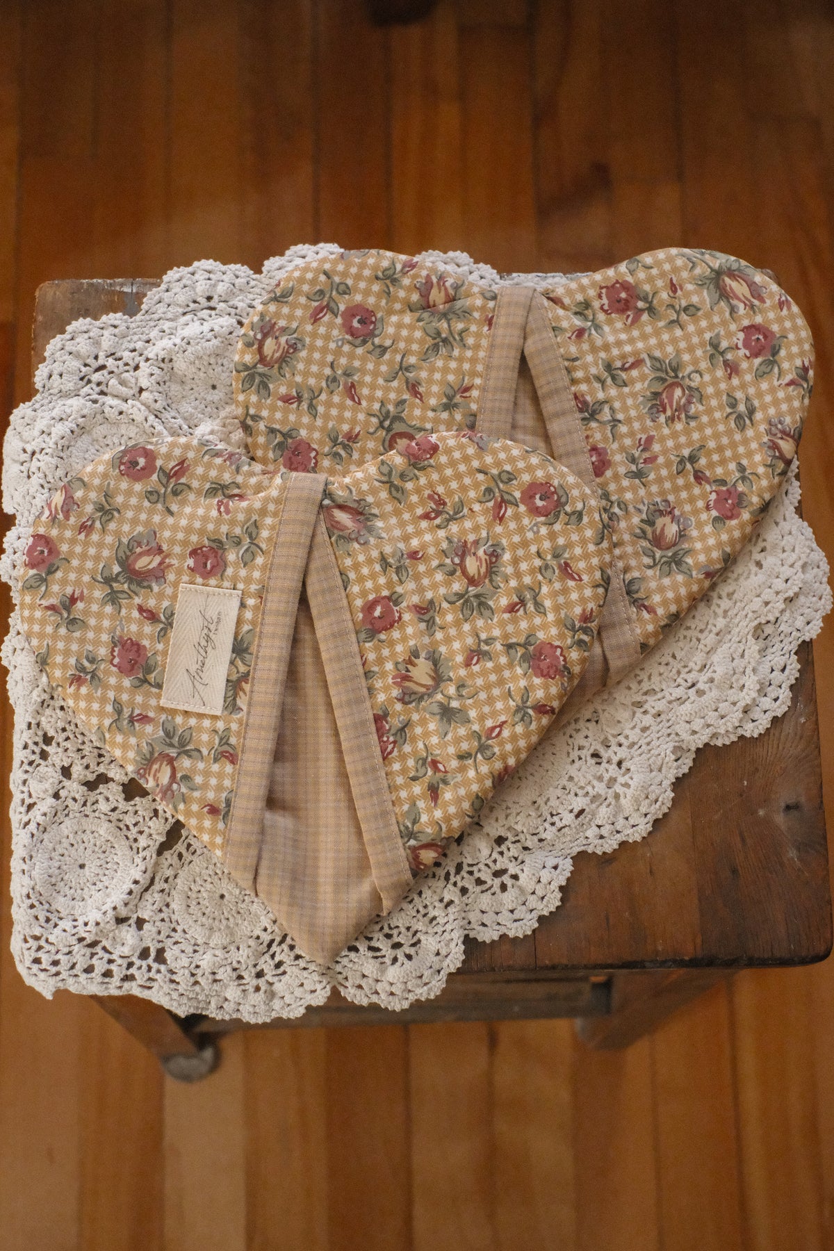 Handmade heart shaped oven mitt set - mamie's kitchen🫖