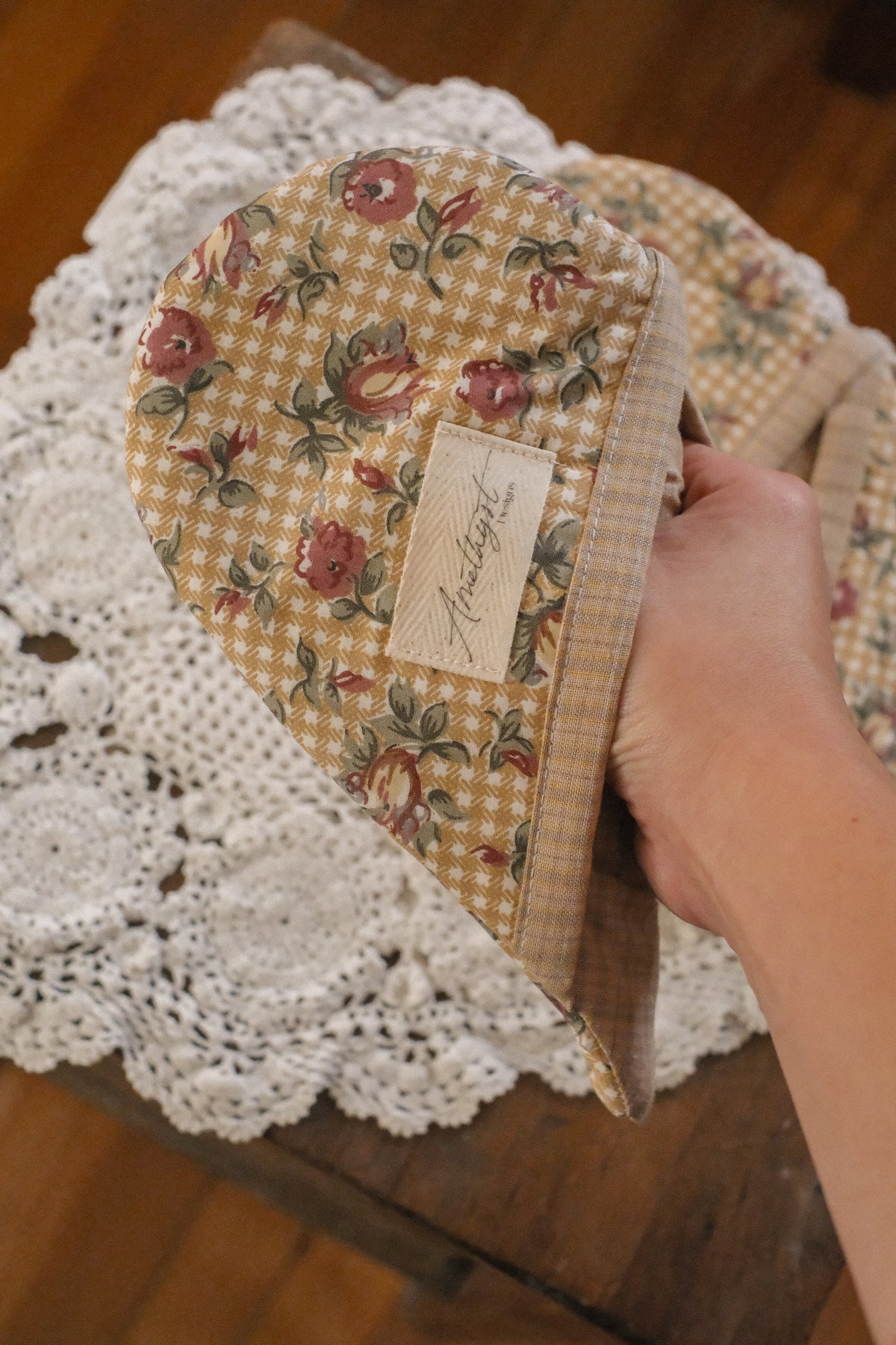 Handmade heart shaped oven mitt set - mamie's kitchen🫖