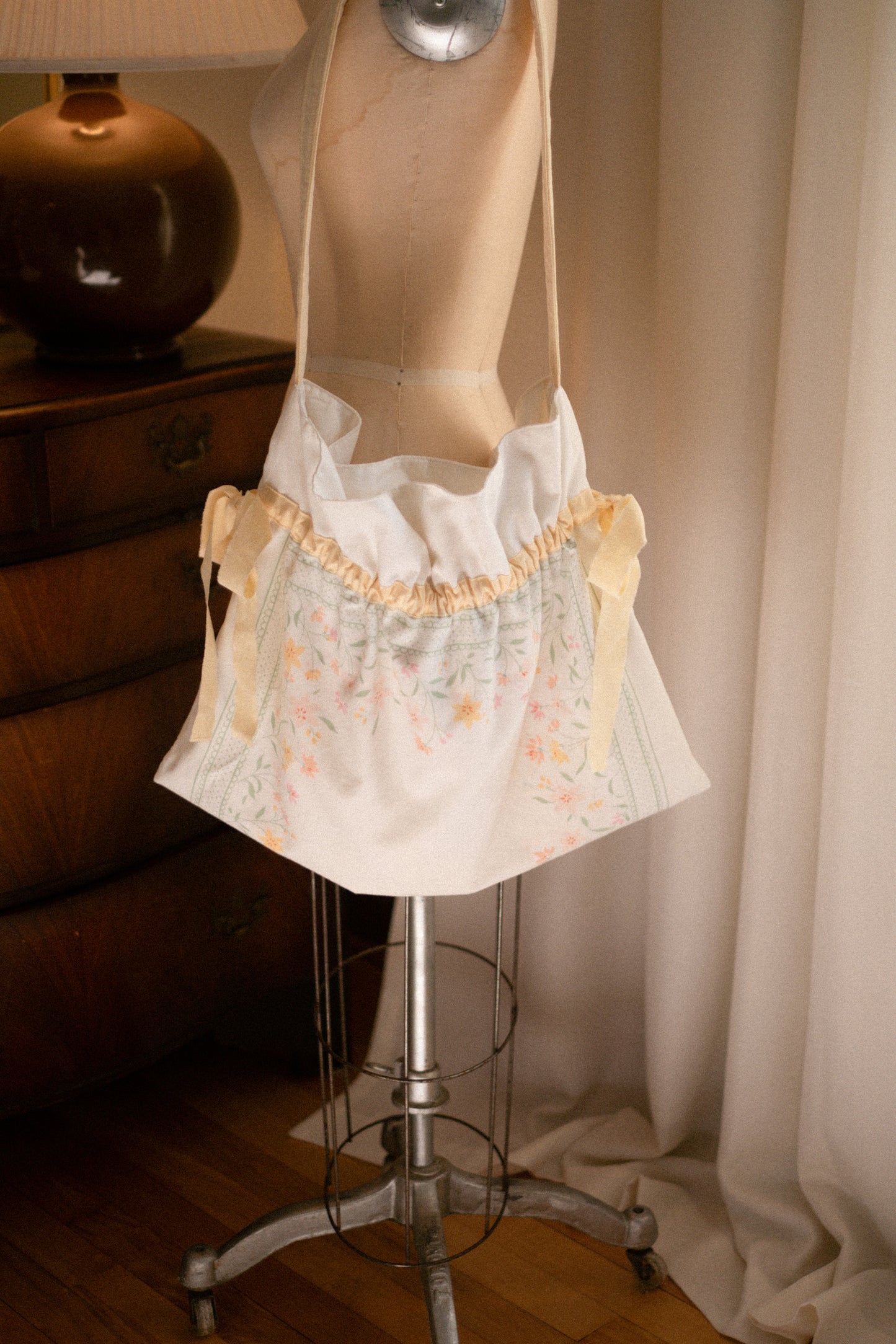 New♡ Cotton ruffled bow slouchy tote bag - Lizzie