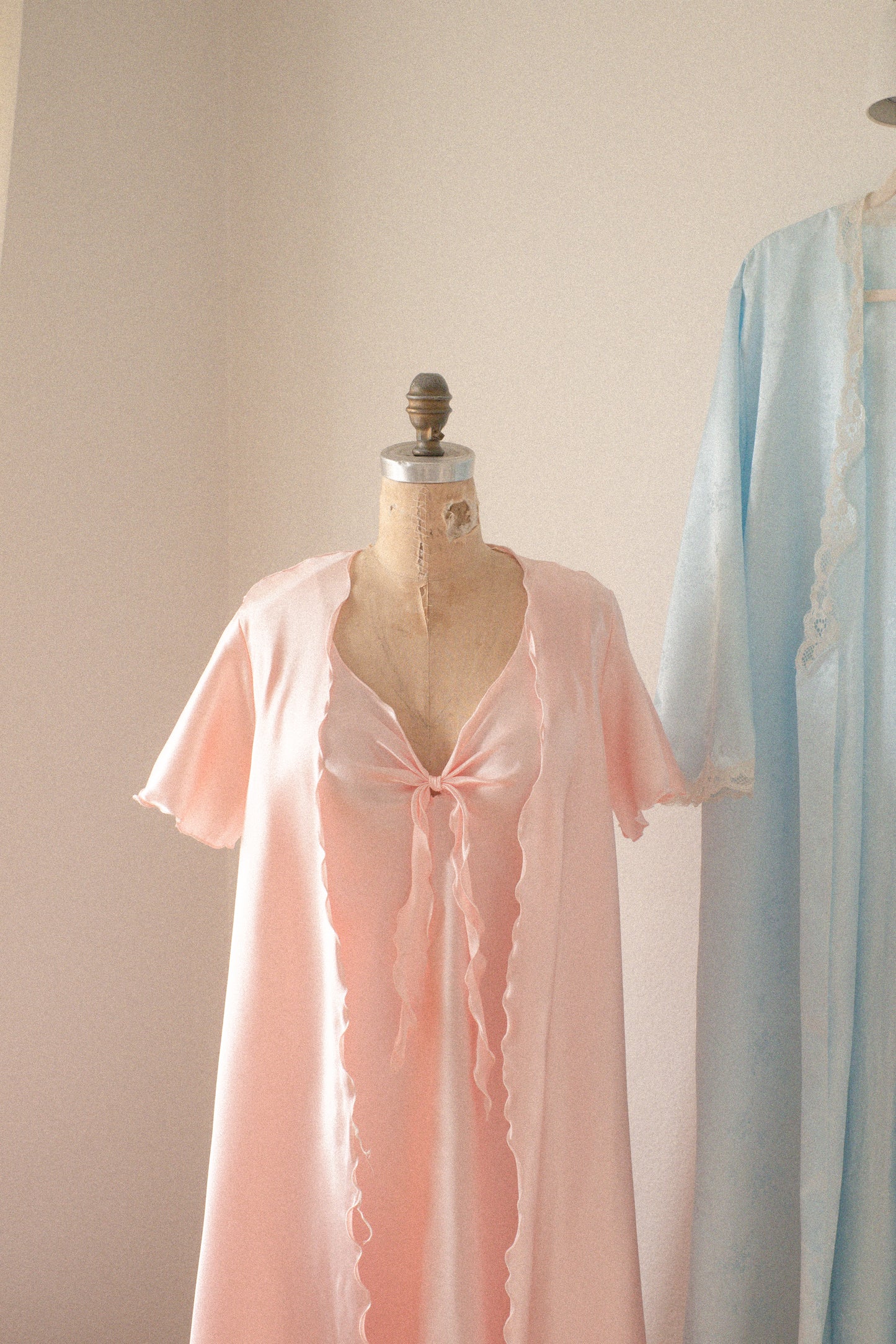 Vintage baby pink satin nighty & cover up set 🎀