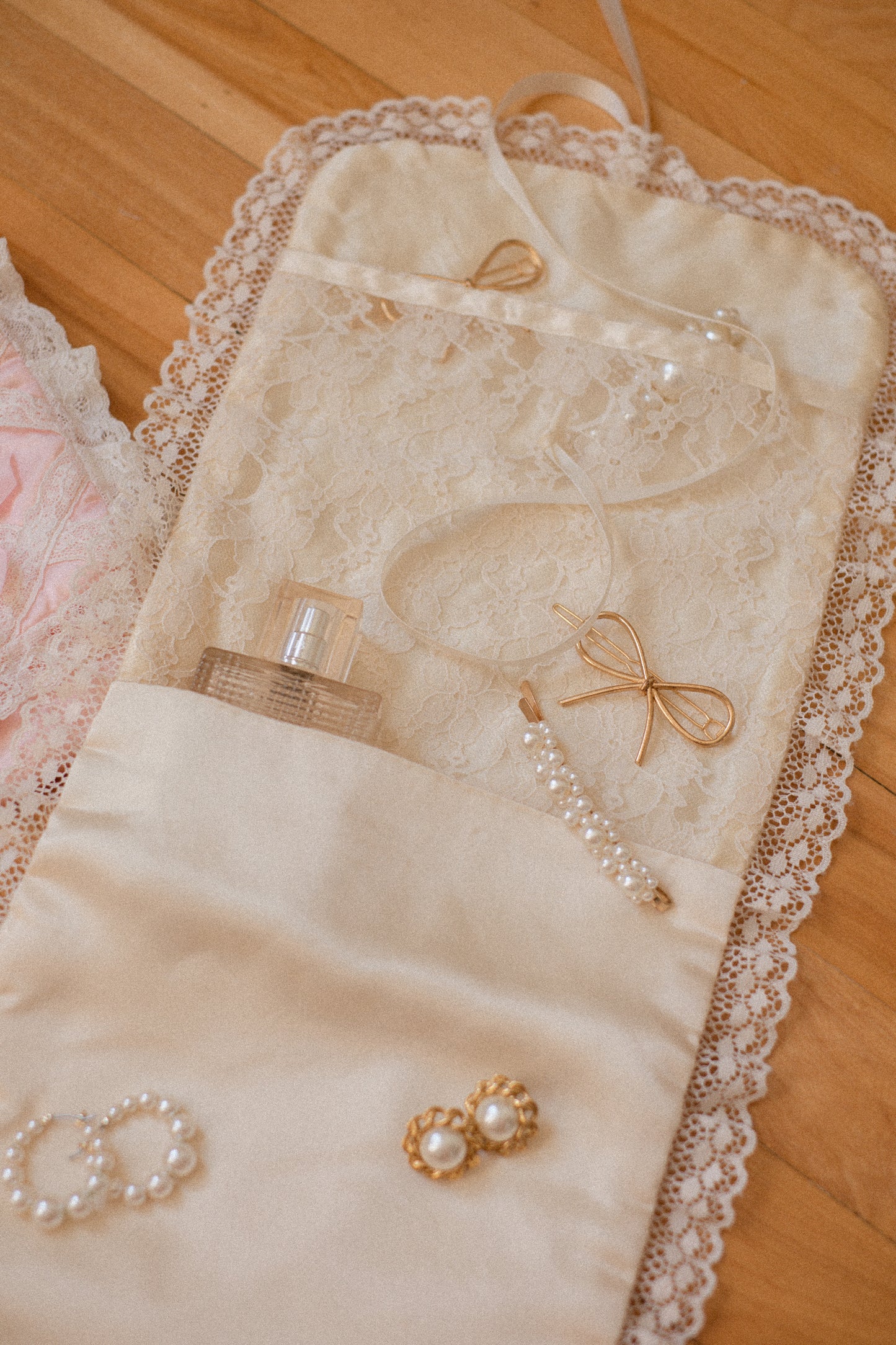 Vintage Satin lingerie bag - Cream lace