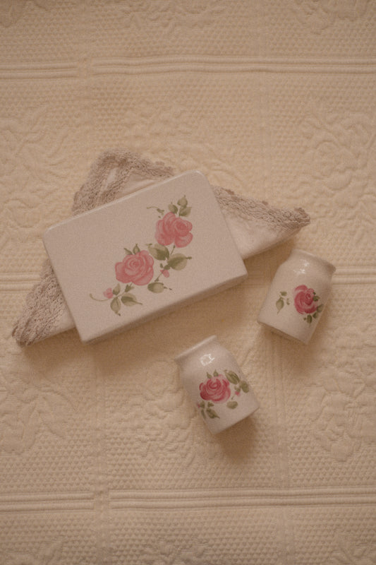 Vintage rosette table setting