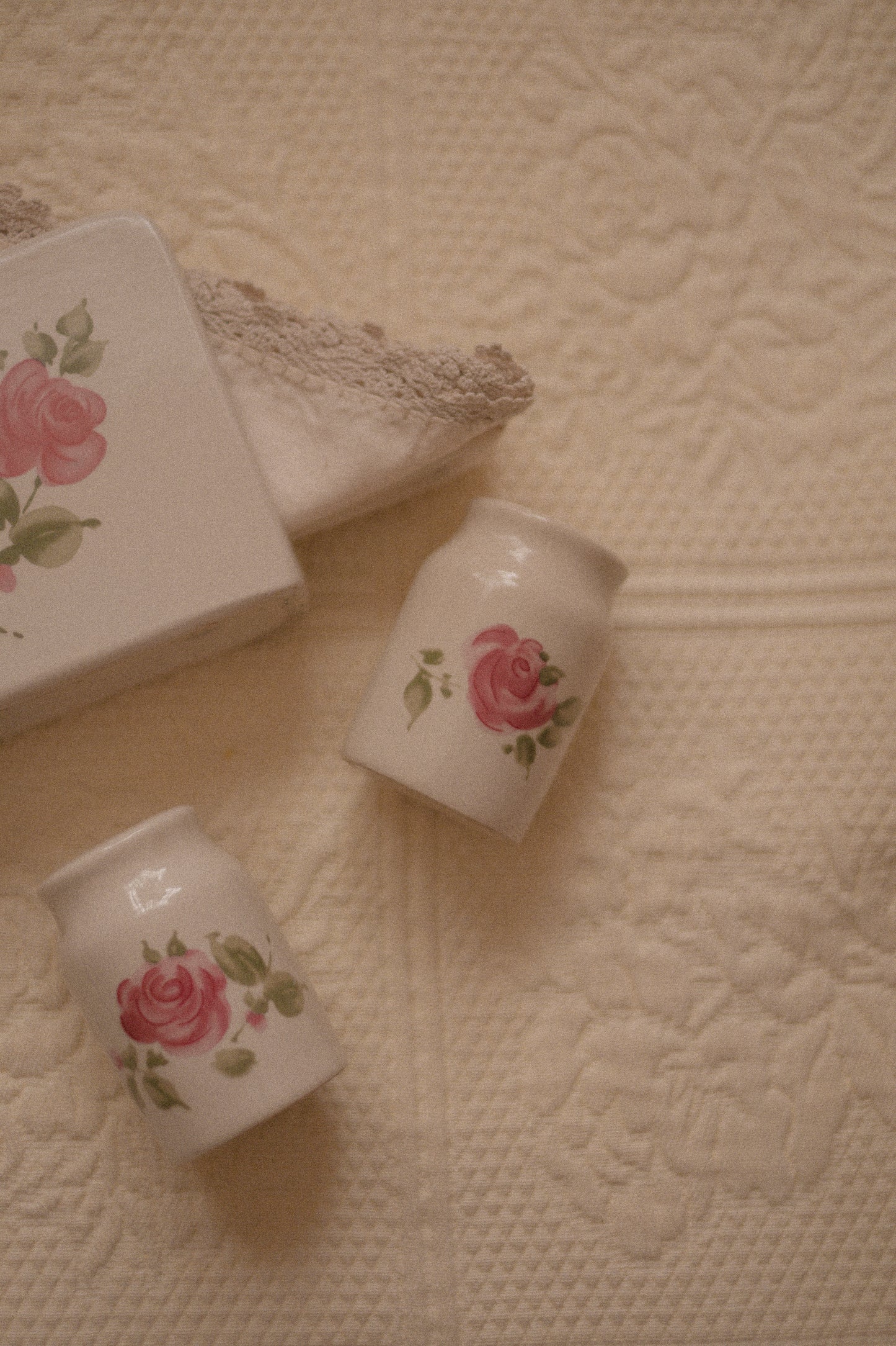 Vintage rosette table setting