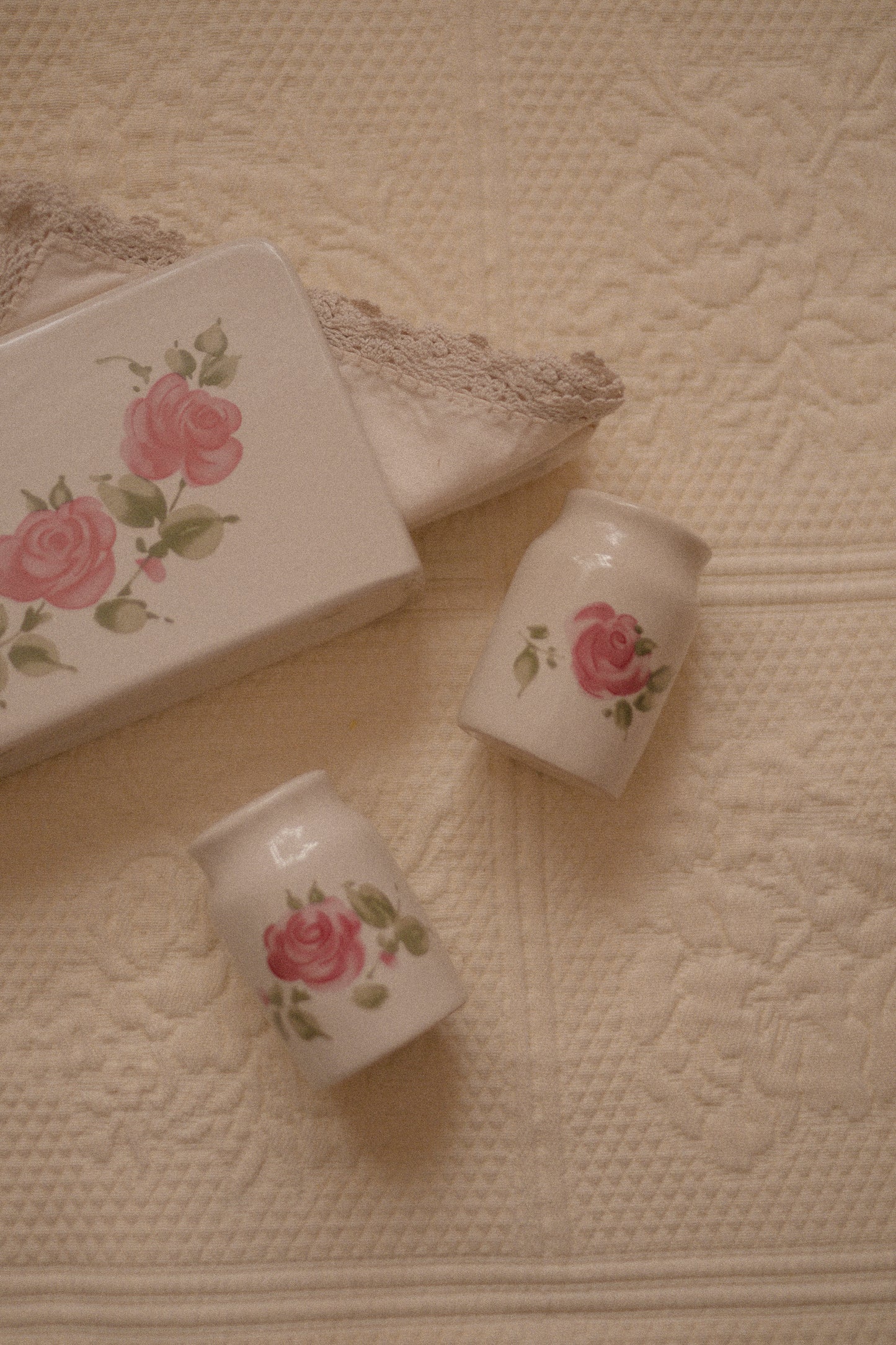 Vintage rosette table setting