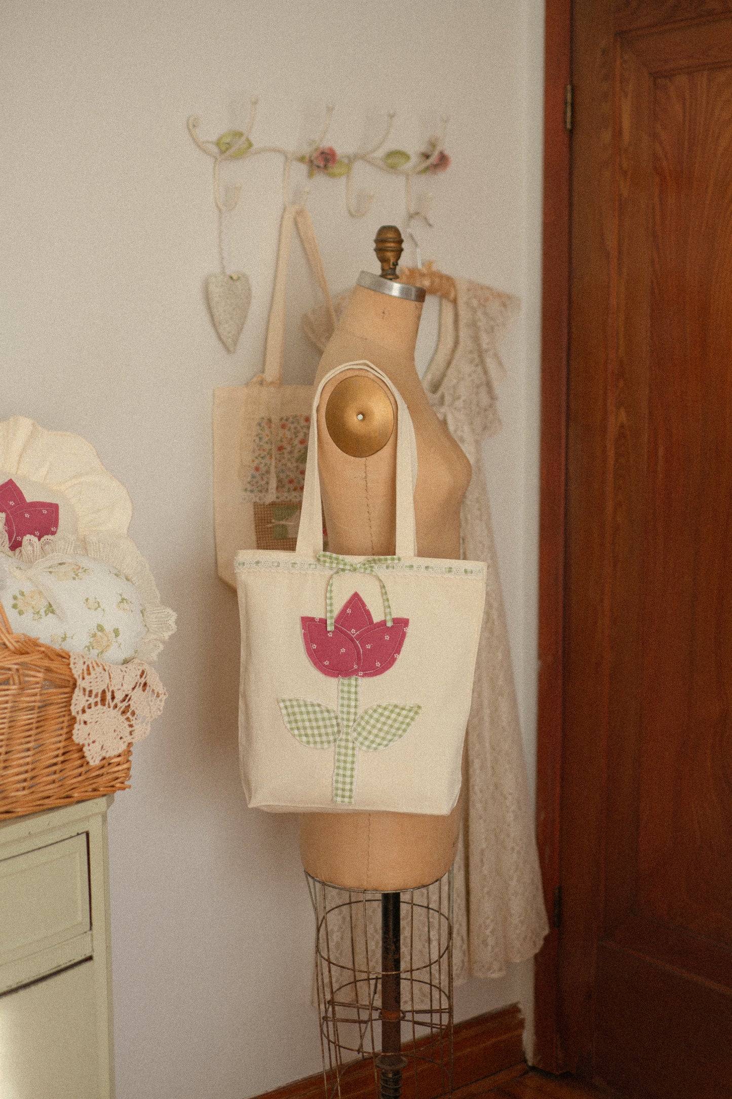 Handmade spring tulip appliqué canvas tote 🌷
