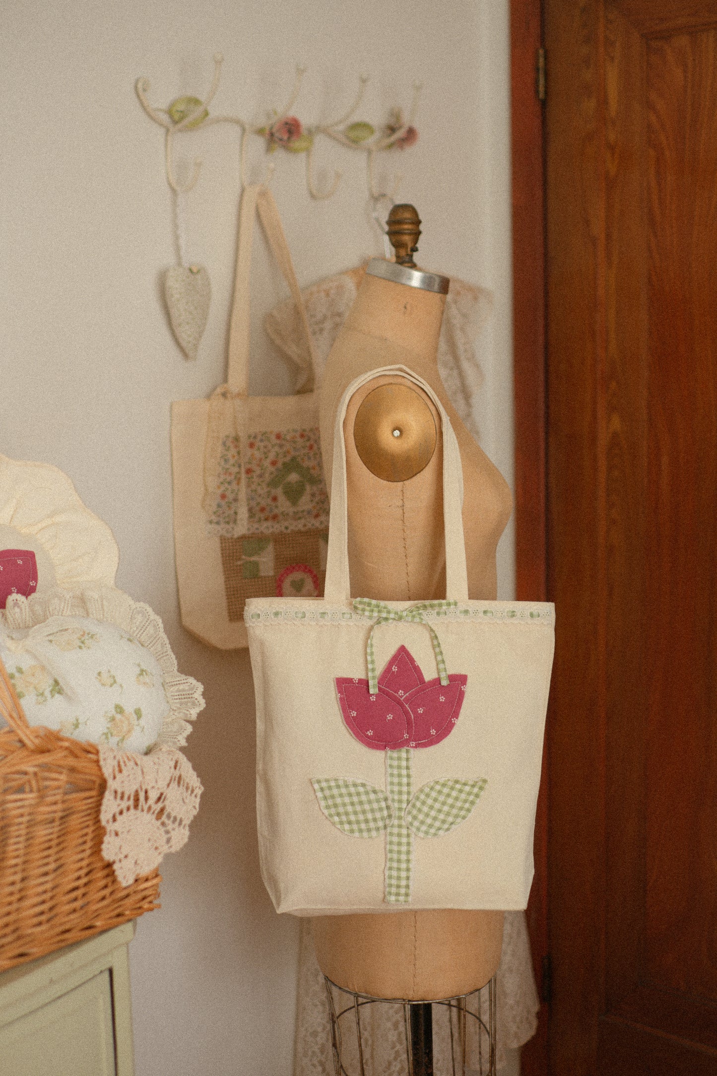 Handmade spring tulip appliqué canvas tote 🌷