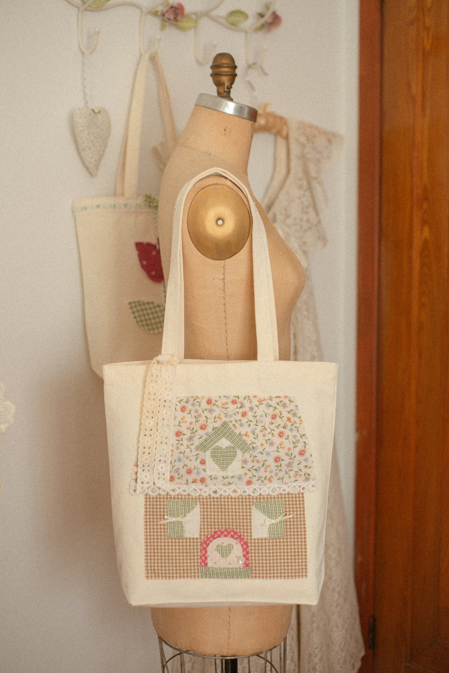 Handmade spring cottage appliqué canvas tote 🏡