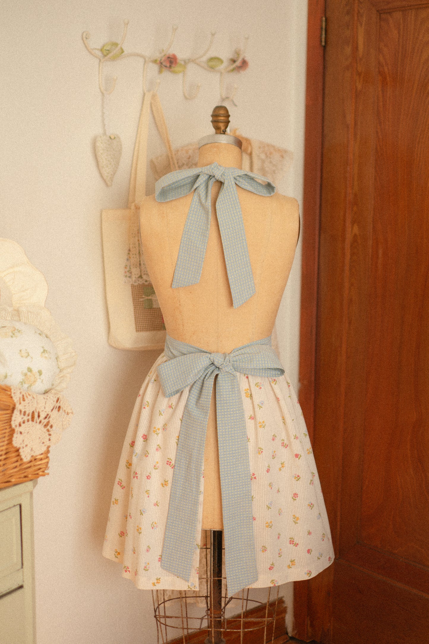 Handmade vintage inspired apron - Spring Picnic