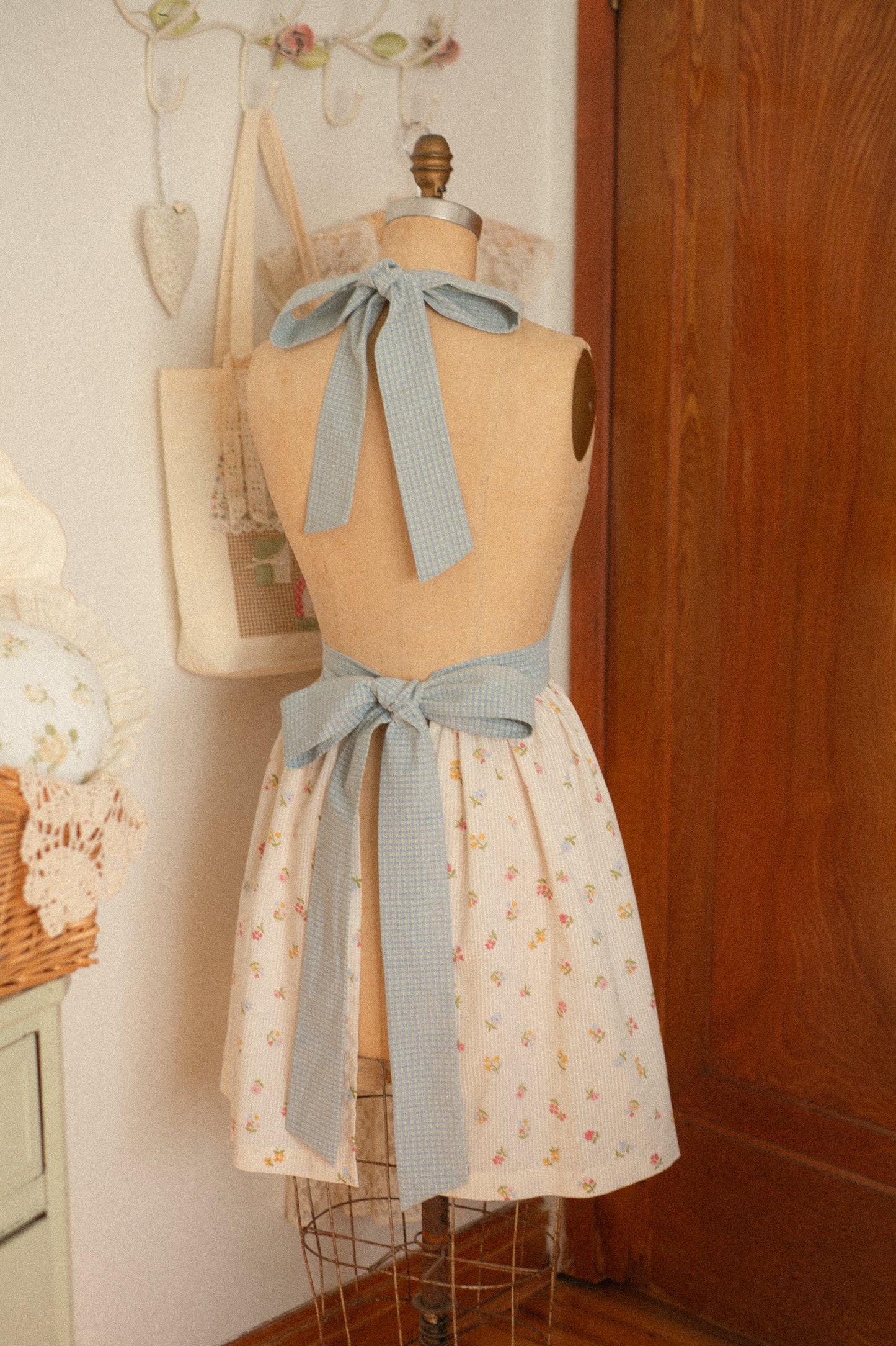 Handmade vintage inspired apron - Spring Picnic