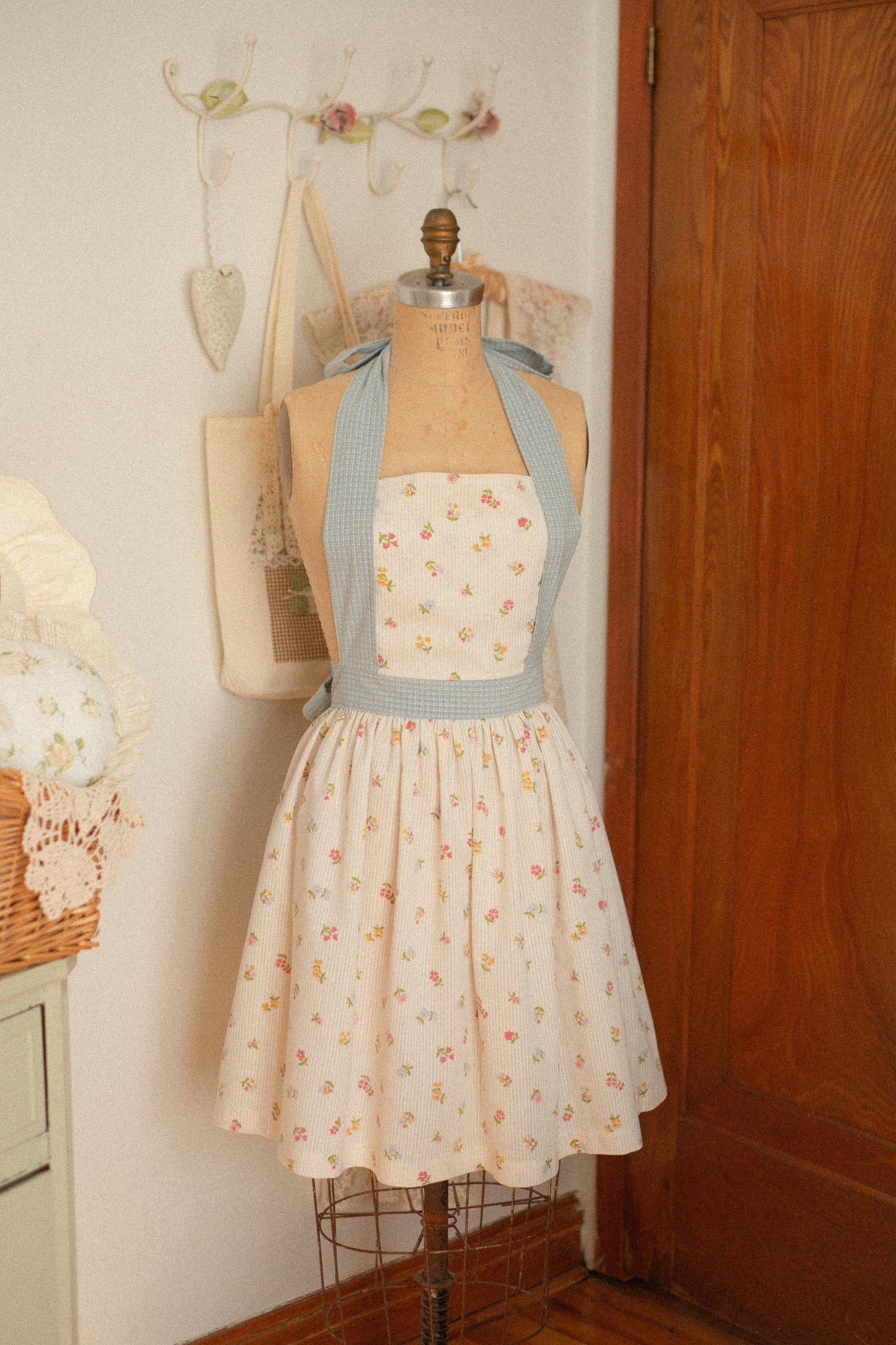 Handmade vintage inspired apron - Spring Picnic