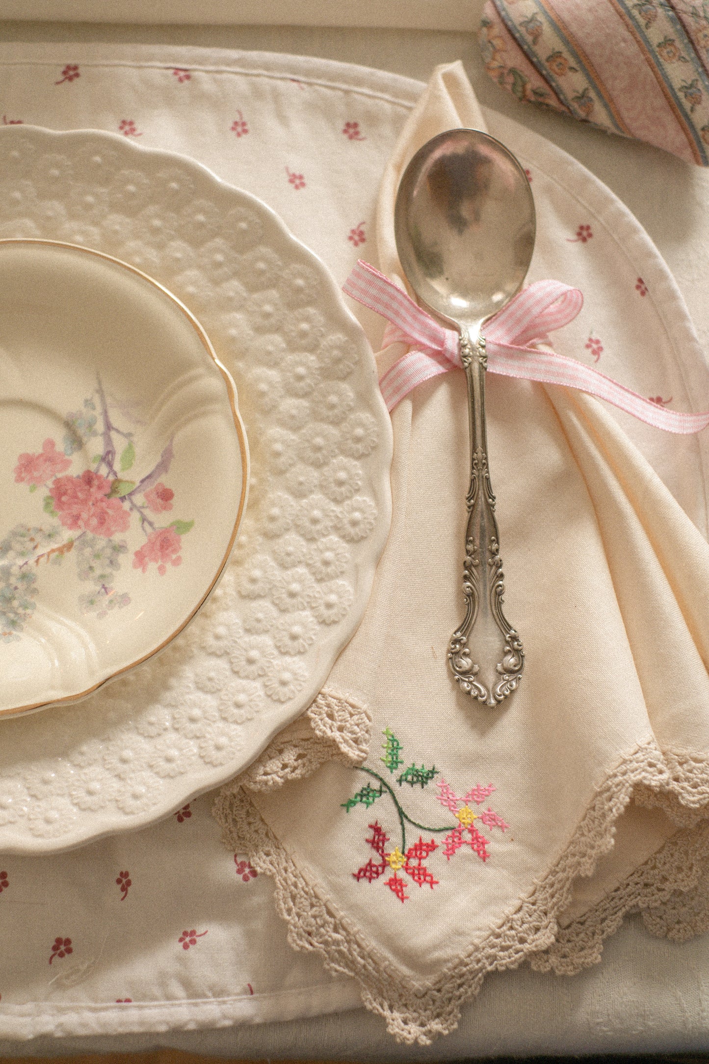 Vintage floral embroidered lace napkin set