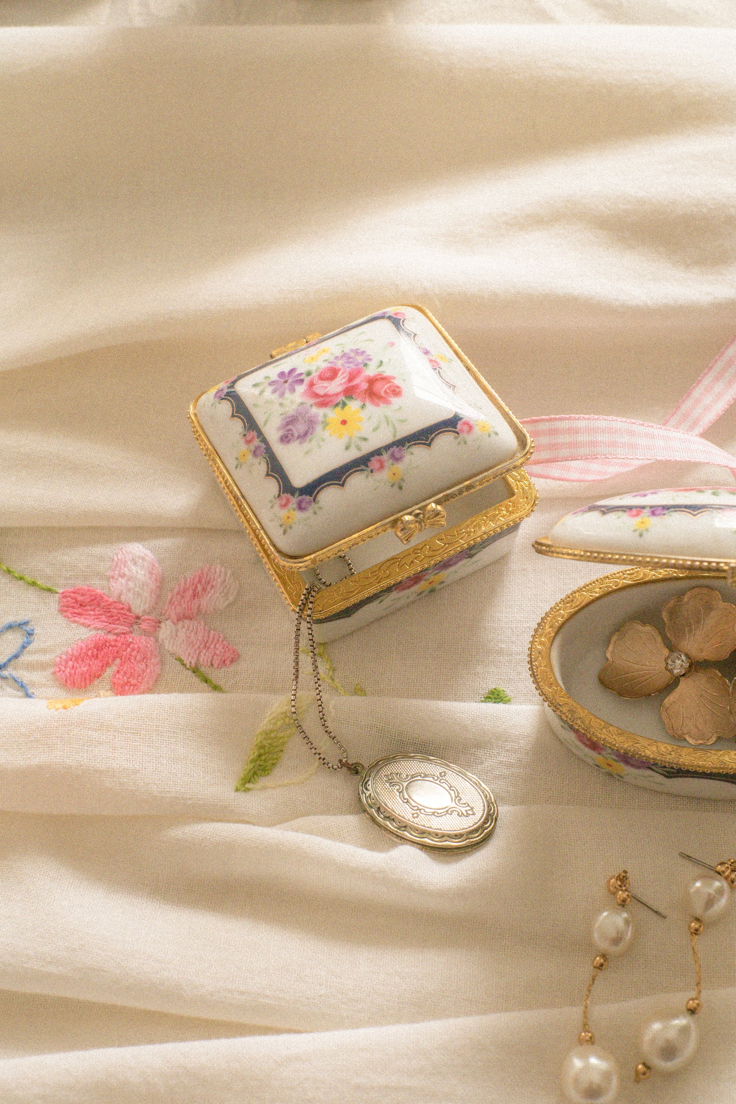 Vintage ceramic trinket jewelry boxes