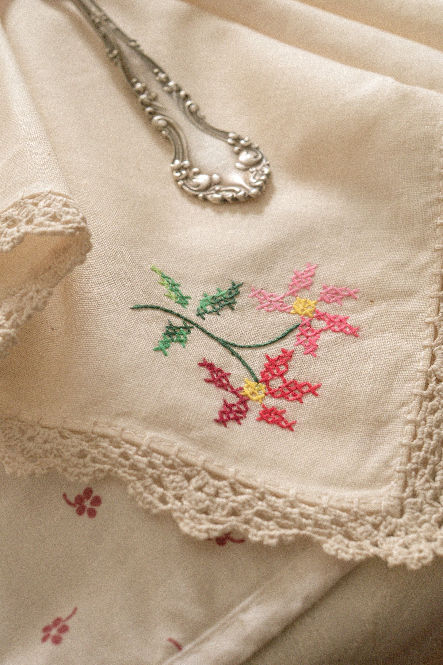 Vintage floral embroidered lace napkin set