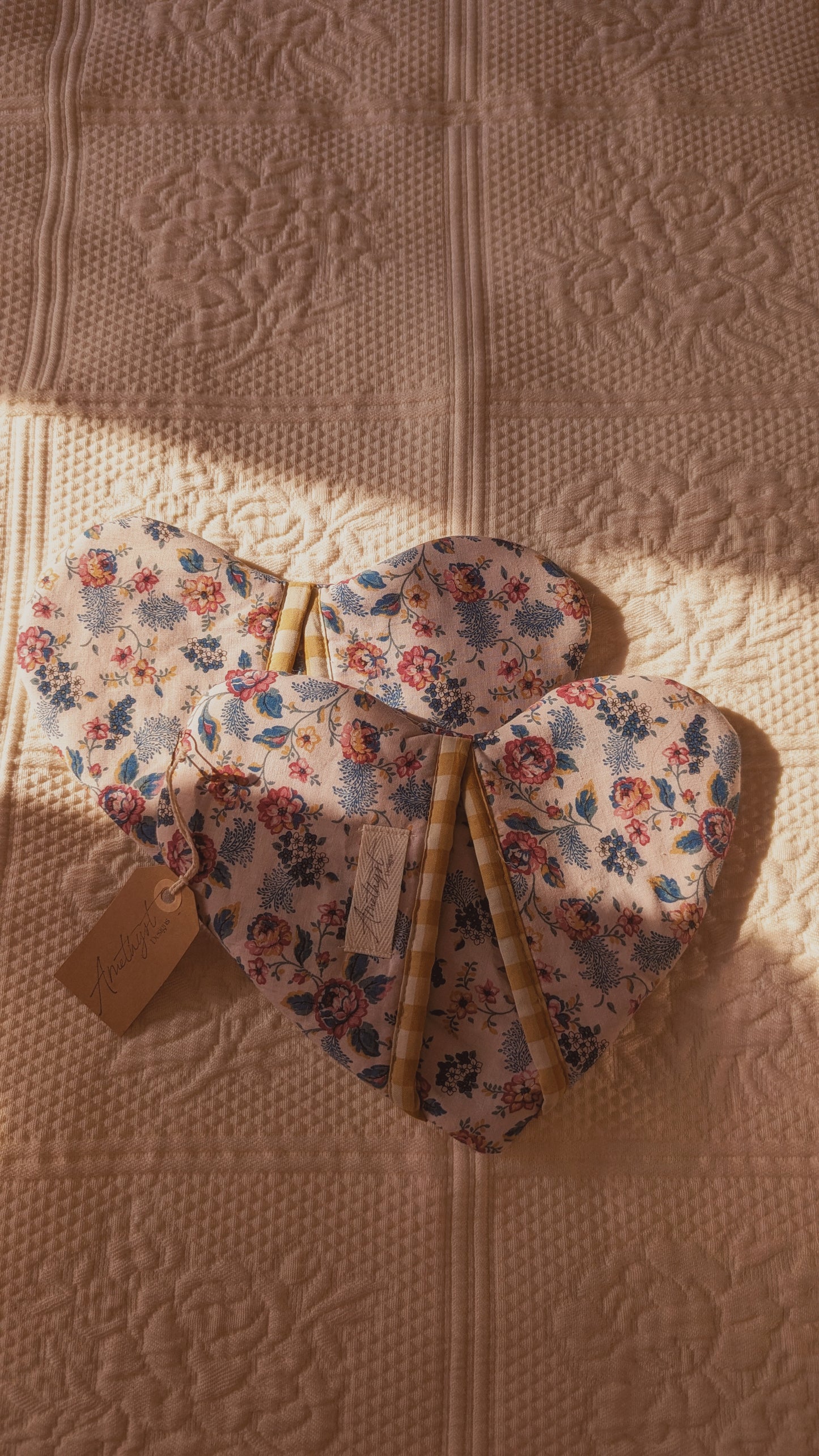 Handmade heart shaped oven mitts (pair) - primrose