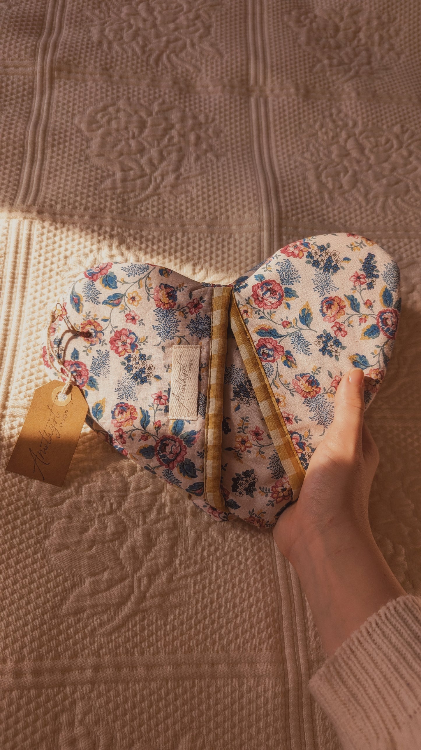 Handmade heart shaped oven mitts (pair) - primrose