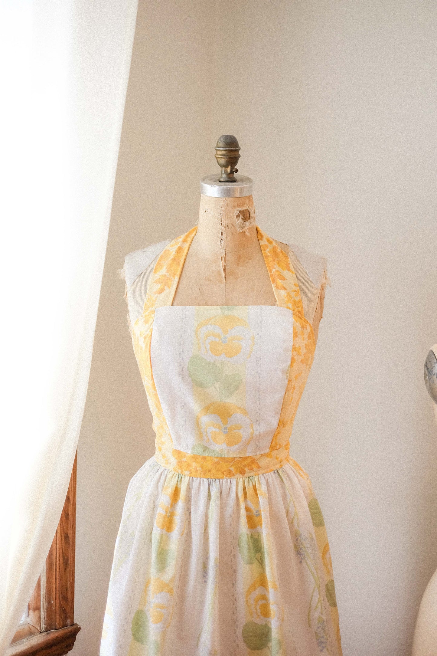 Handmade vintage floral apron - Dandylion