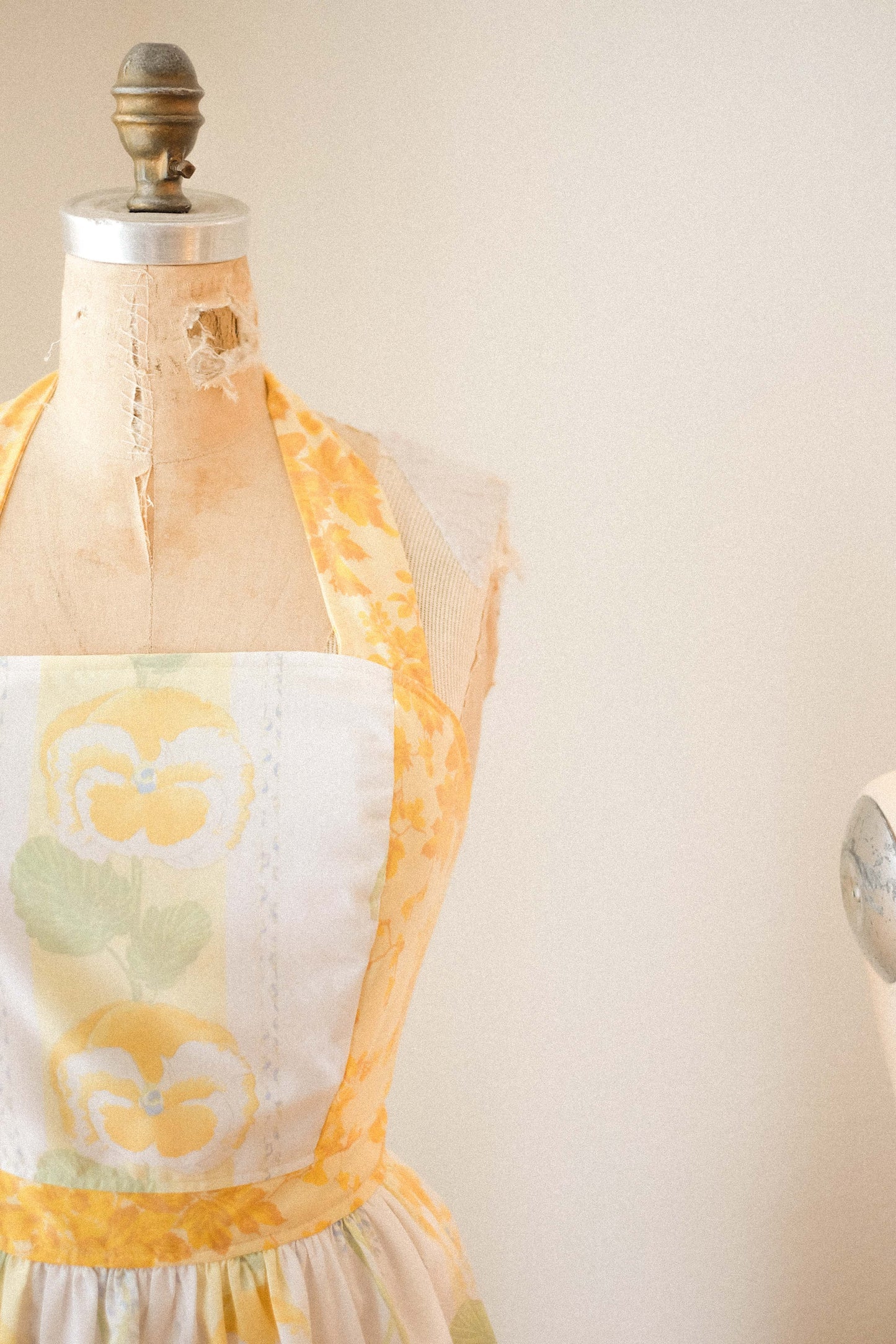 Handmade vintage floral apron - Dandylion