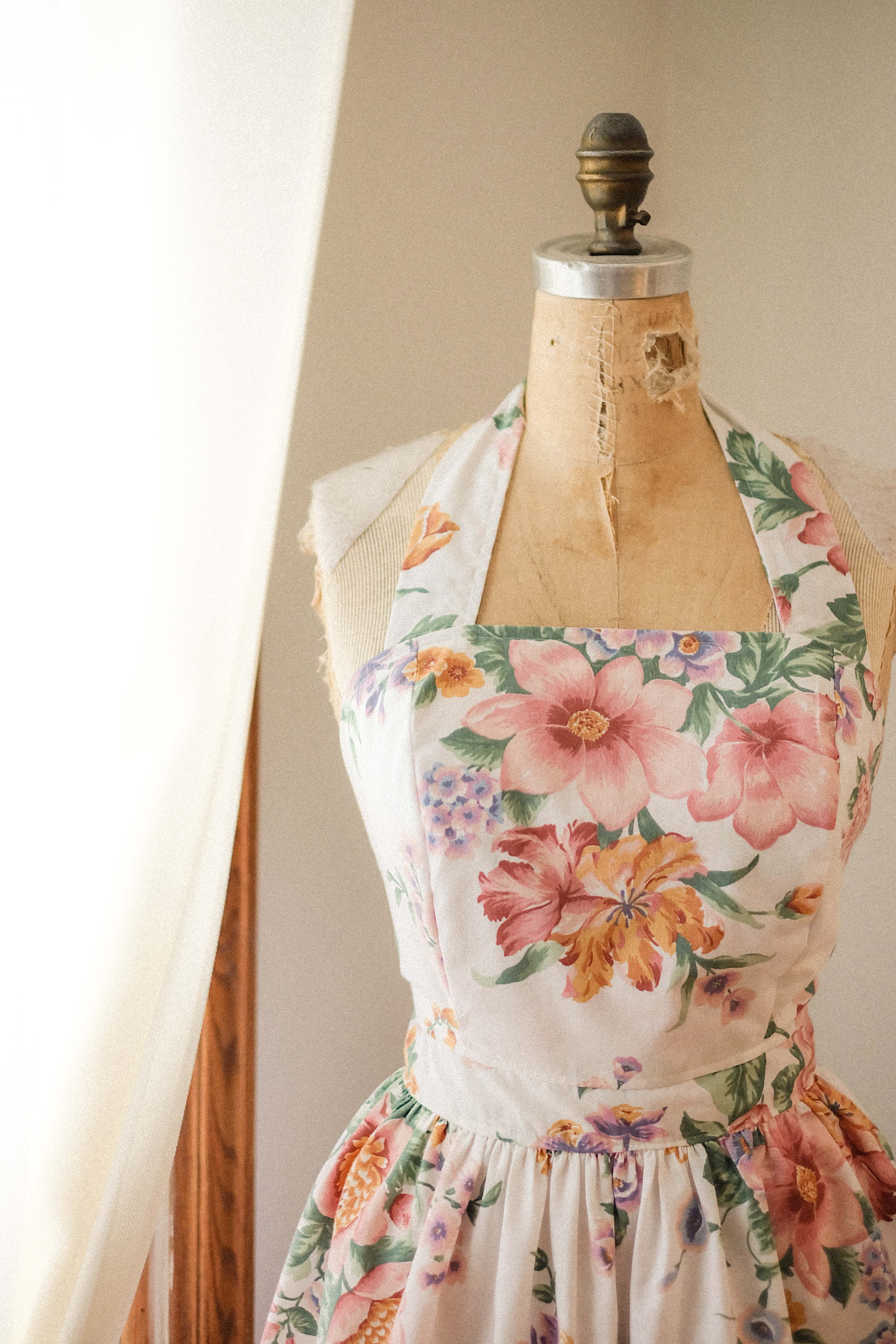 Floral apron deals